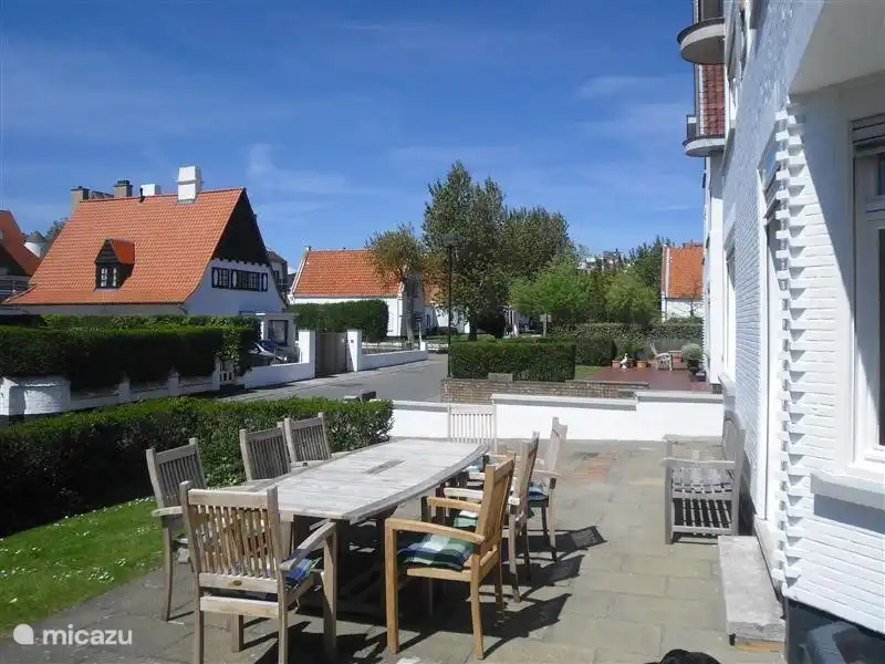 zonnig terras aan de voorzijde