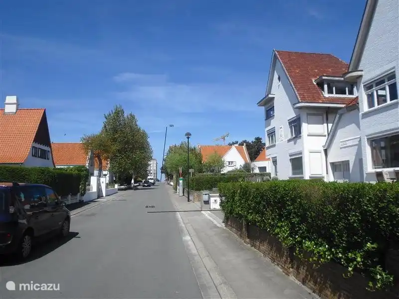 aan het einde van de straat ligt het strand