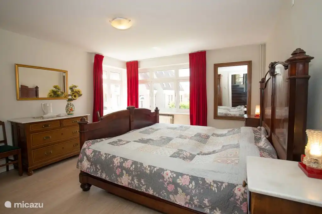 slaapkamer met eigen wastafel