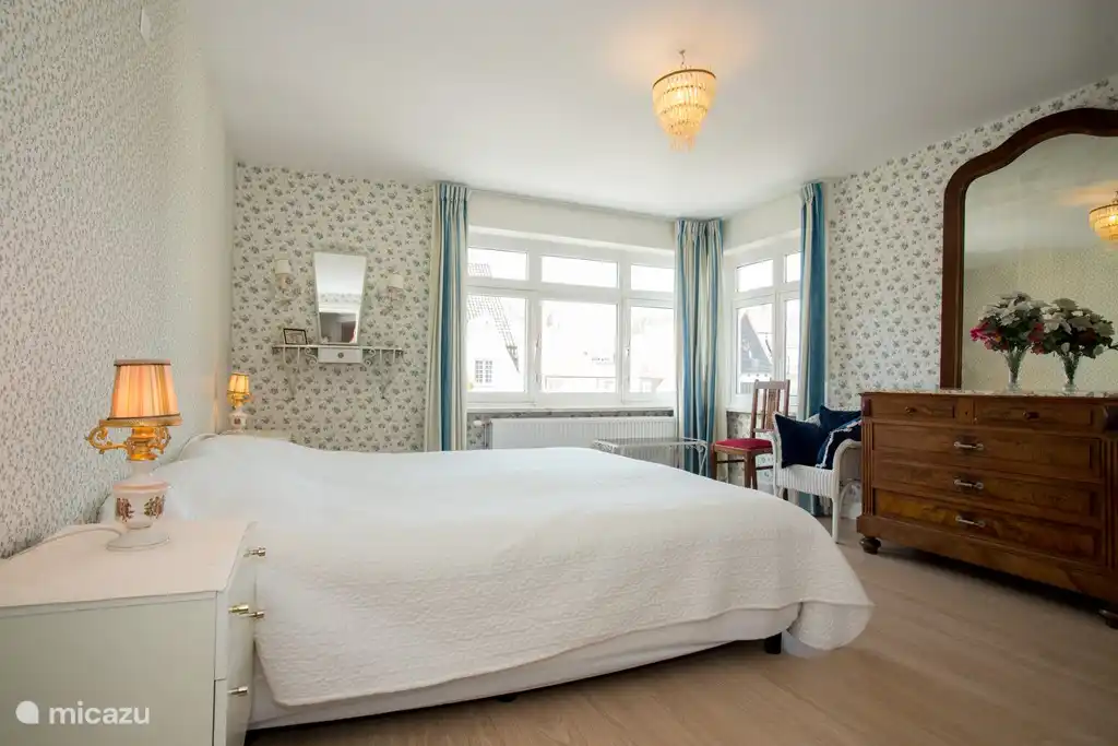 ruime slaapkamer met wastafel