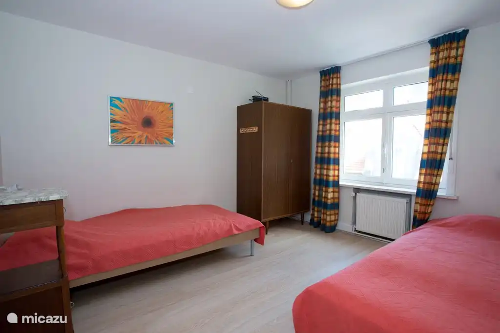 slaapkamer 1e verdieping met wastafel