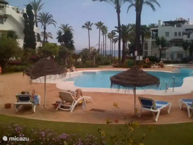Encore une autre piscine qui sont toutes illuminées le soir.