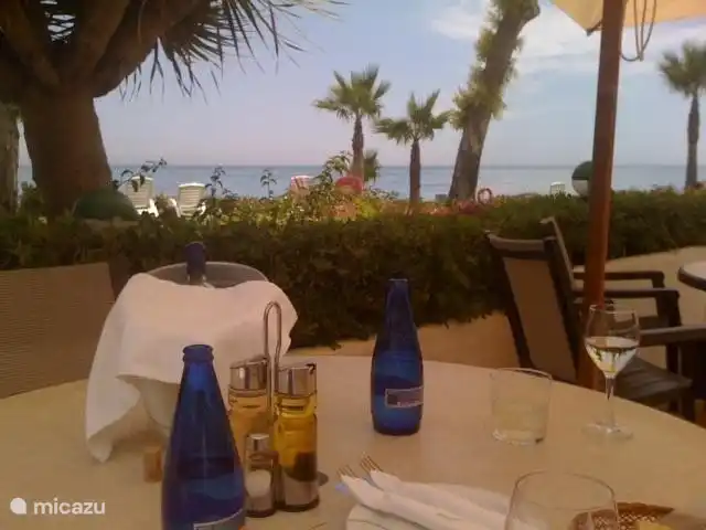Le restaurant avec vue sur la mer.