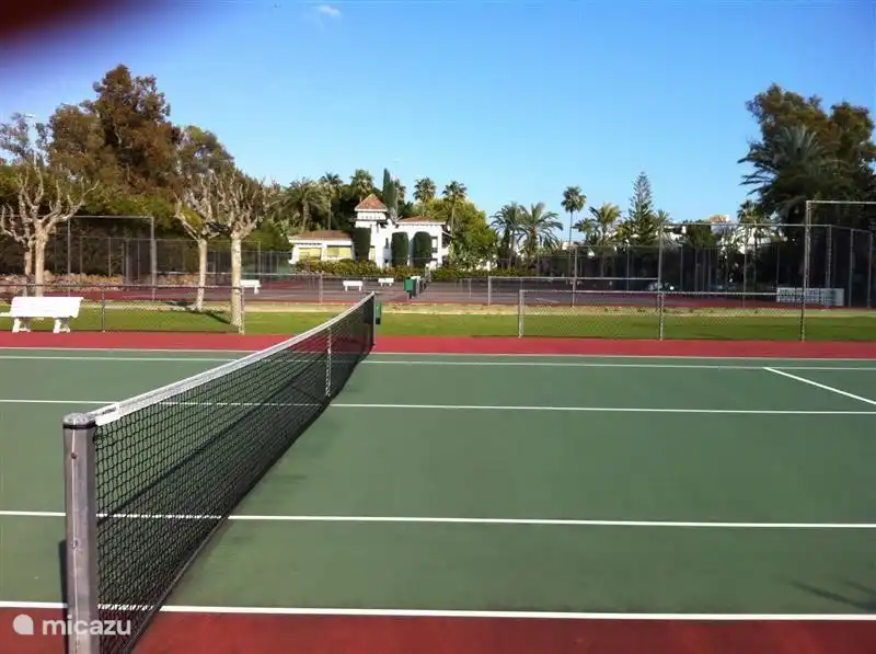 Les quatre courts de tennis du parc