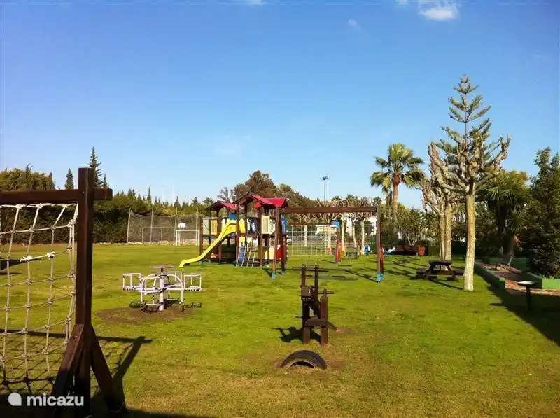 L'aire de jeux pour enfants dans le parc.