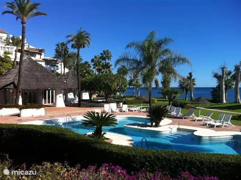 Une autre piscine sur Alcazaba à côté de l'appartement avec vue sur la mer.