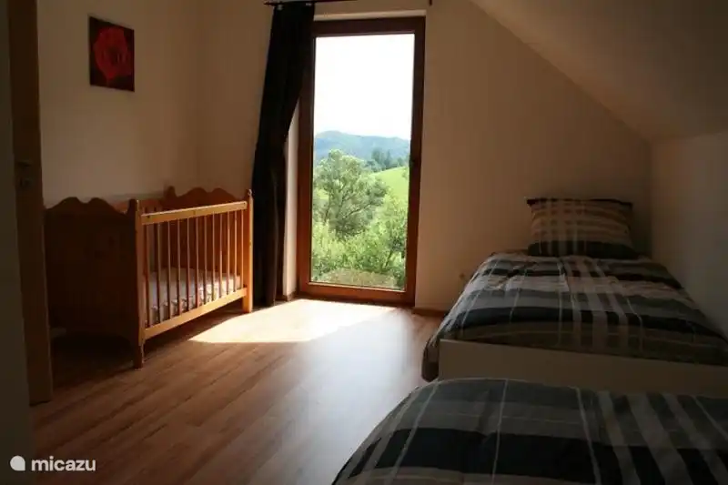 Dies ist die kleinste Schlafzimmer von huis.Er steht ein Kinderbett. Das Schlafzimmer hat ein Französisch Balkon. Mit einem fantastischen Blick !!!