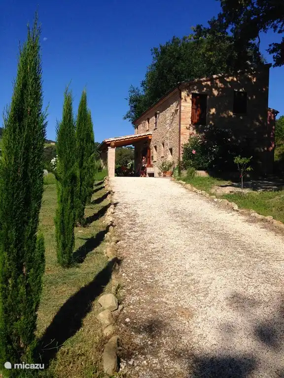 Der Weg zum Haus von der großen Parkplatz und am Ende der Privatstraße