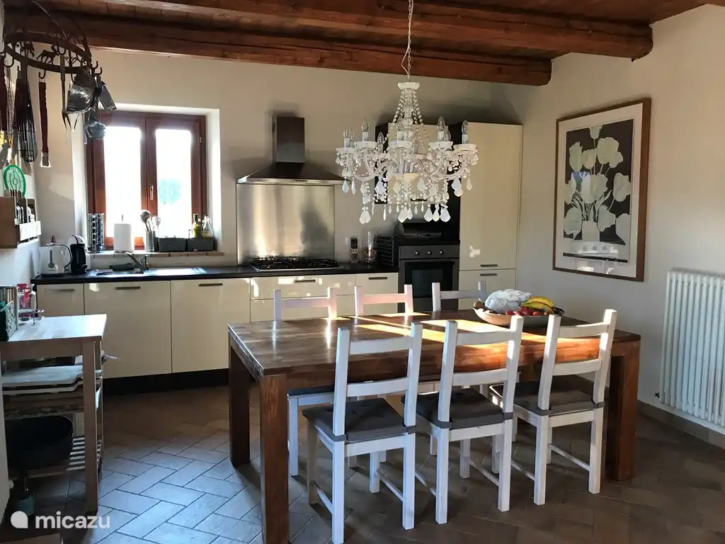 Die geräumige und gemütliche Küche ist mit allem Komfort ausgestattet, wie Geschirrspüler, Dolce Gusto-Kaffeemaschine UND normaler Filtermaschine, Backofen.