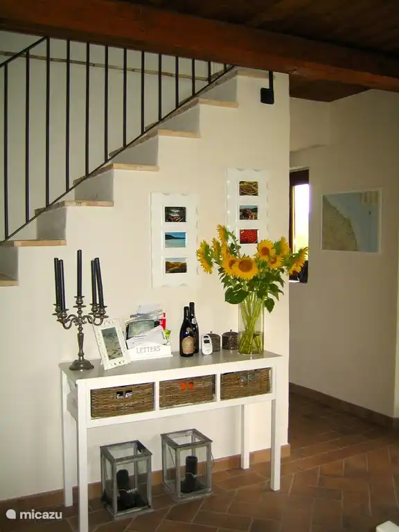 In der Küchenwand auf der rechten Seite mit frischen Sonnenblumen gepflückt aus dem Land im Juli