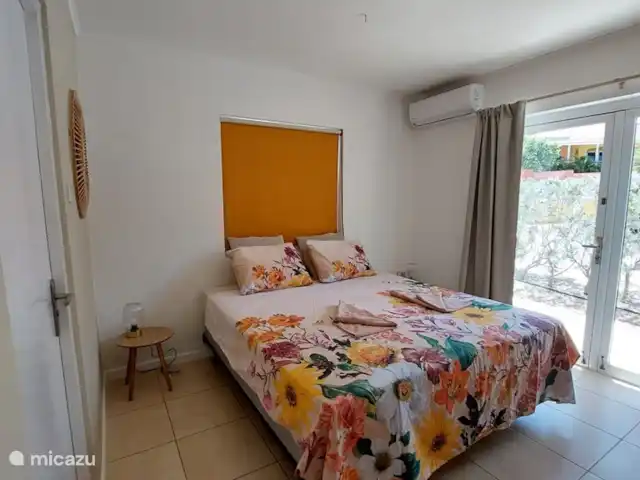 Villa Flamboyante | Curaçao, Banda Abou (ouest), Fontein - maison de vacances Chambre des maîtres avec portes-patio et salle de bain attenante.