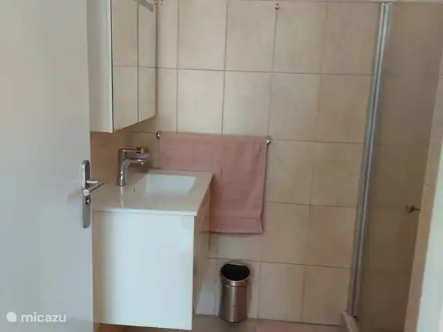 Villa Flamboyante | Curaçao, Banda Abou (ouest), Fontein - maison de vacances Depuis la chambre principale, vous pouvez accéder directement à la salle de bain.