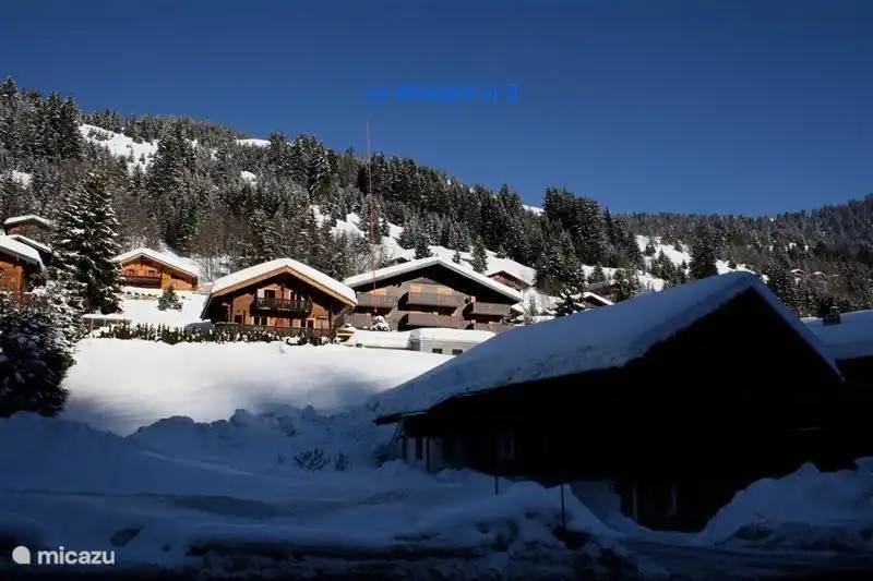 Het chalet vanaf de doorgaande weg naar het dorpscentrum, gefotografeerd (waar ook de bushalte is).