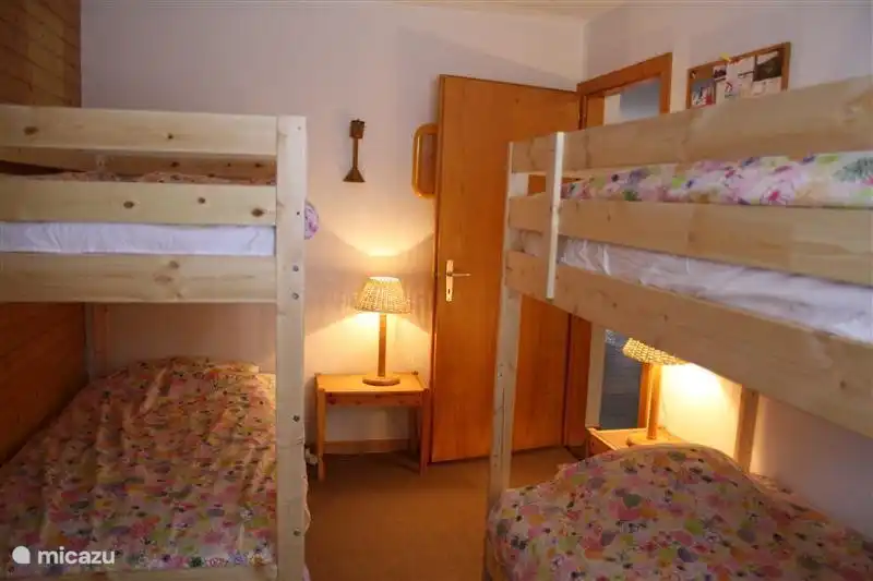 De 2e slaapkamer met 2 stapelbedden, dus ruimte voor 4 personen. De kamer is niet super groot, maar wel super gezellig!