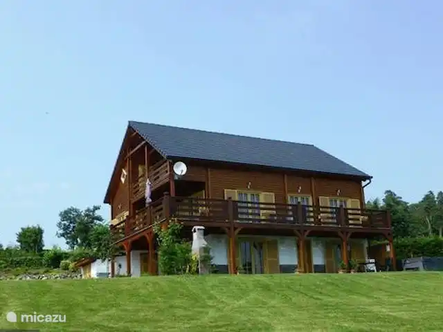 Chez Nous huren in België, Ardennen, Septon - villa Grote omheinde tuin met jacuzzi, speeltoestel en trampoline.