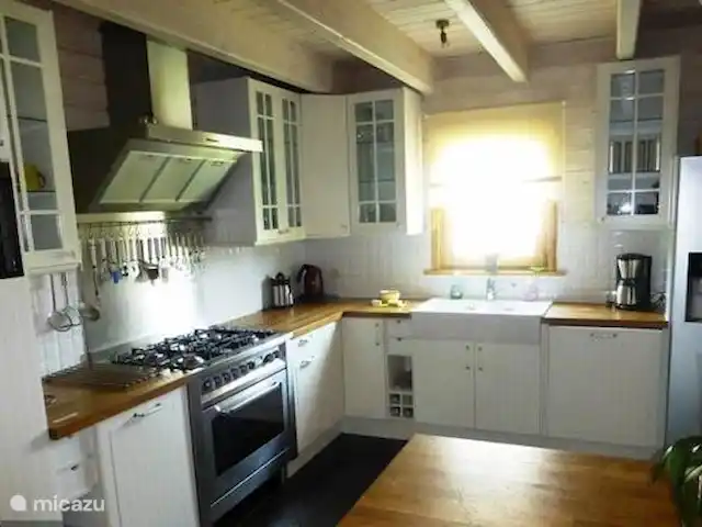 Chez Nous huren in België, Ardennen, Septon - villa Luxe en uitgebreide keuken met amerikaanse koelkast met ijsblokjesmachine.