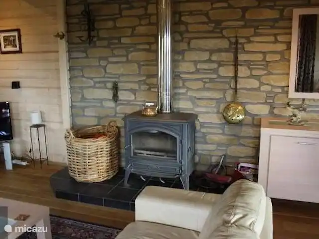 Chez Nous huren in België, Ardennen, Septon - villa In de living kun je in de winter gezellig vertoeven voor de kachel.