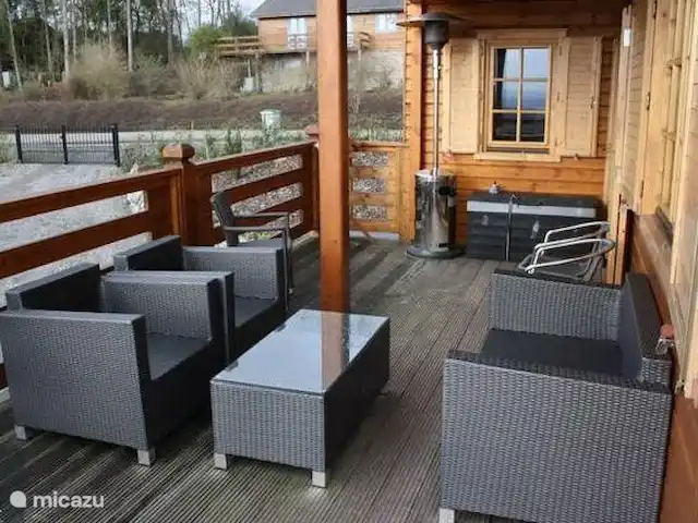 Chez Nous huren in België, Ardennen, Septon - villa Een van de vele balkons/zitjes.