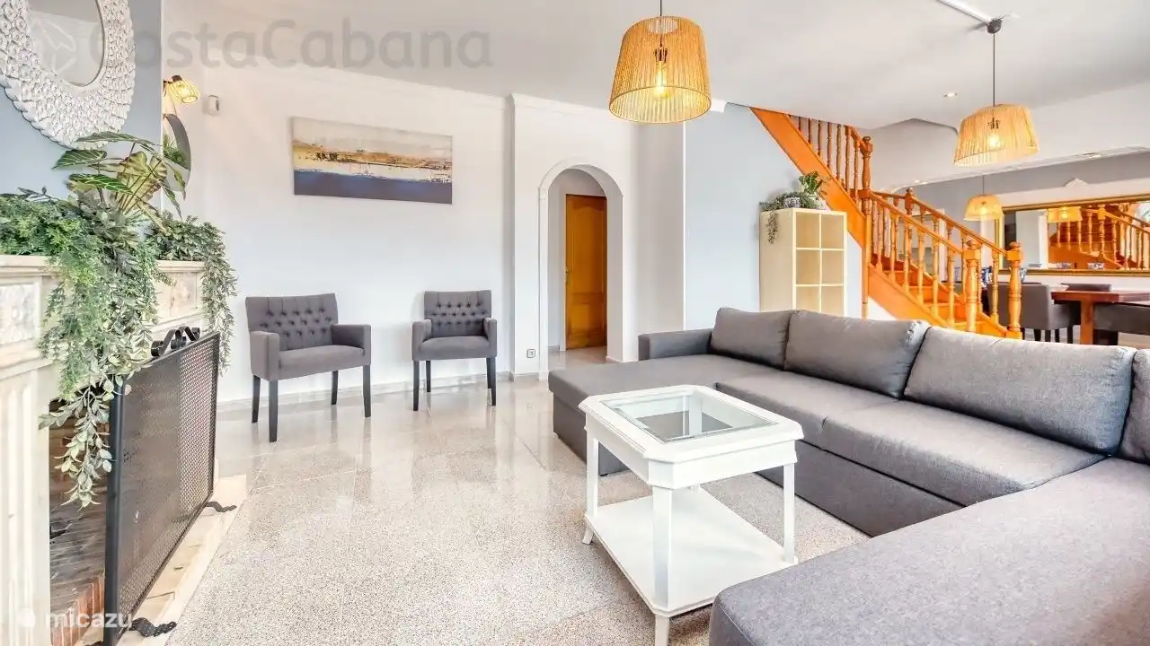 A holiday home with a large garden with private swimming pool, just outside the center of Lloret de Mar!