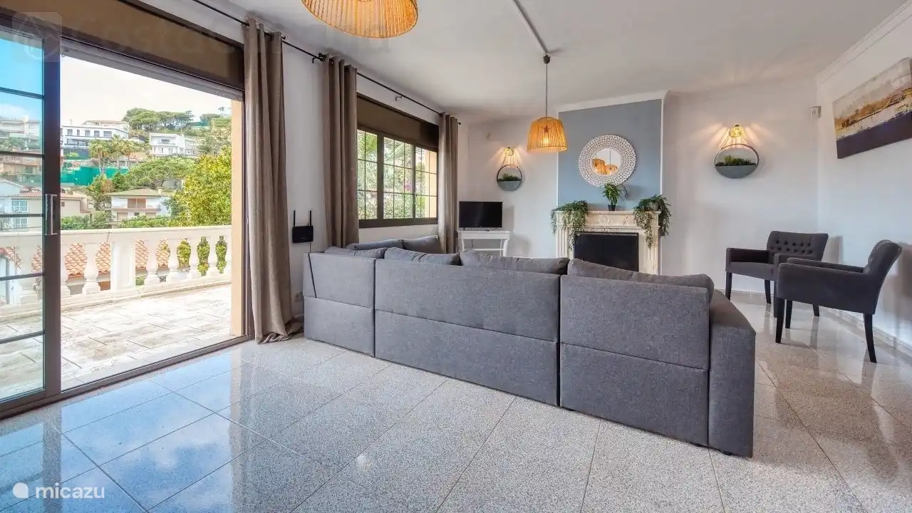 A holiday home with a large garden with private swimming pool, just outside the center of Lloret de Mar!