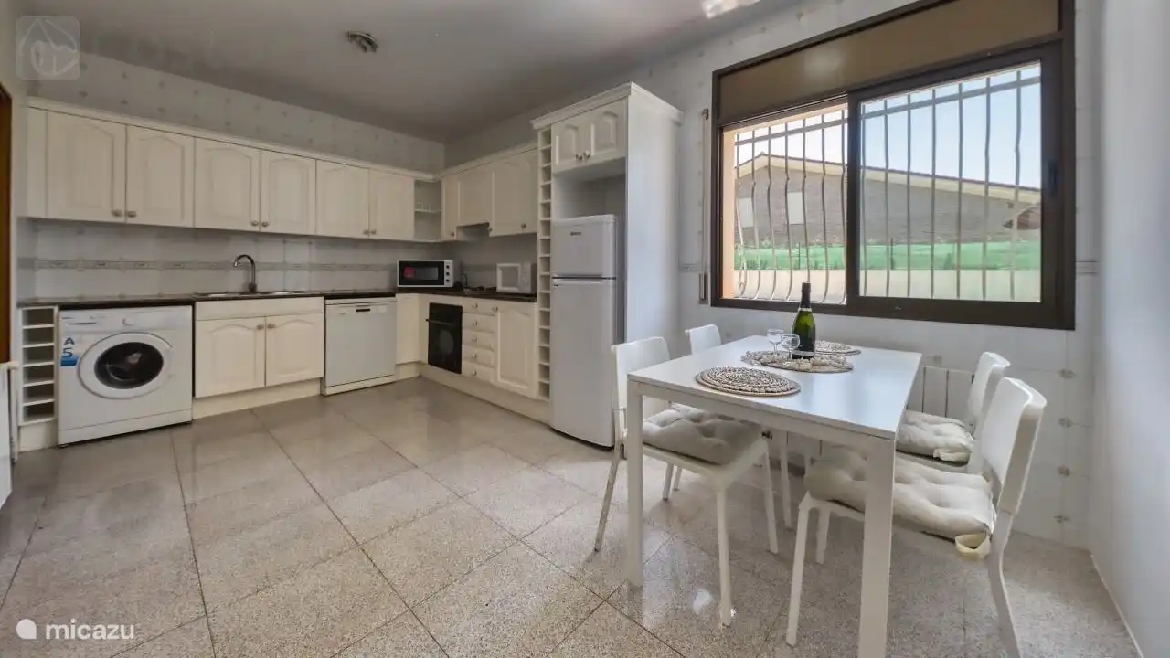 A holiday home with a large garden with private pool, just outside the center of Lloret de Mar!