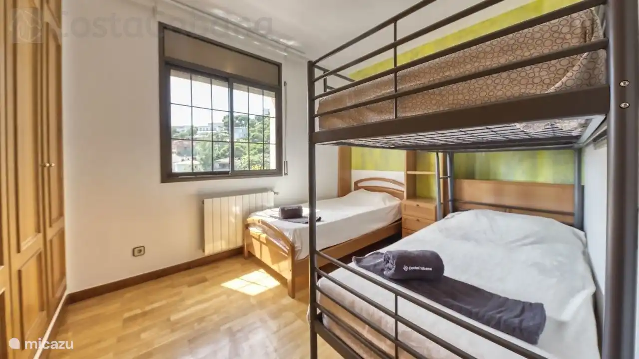 A holiday home with a large garden with private pool, just outside the center of Lloret de Mar!