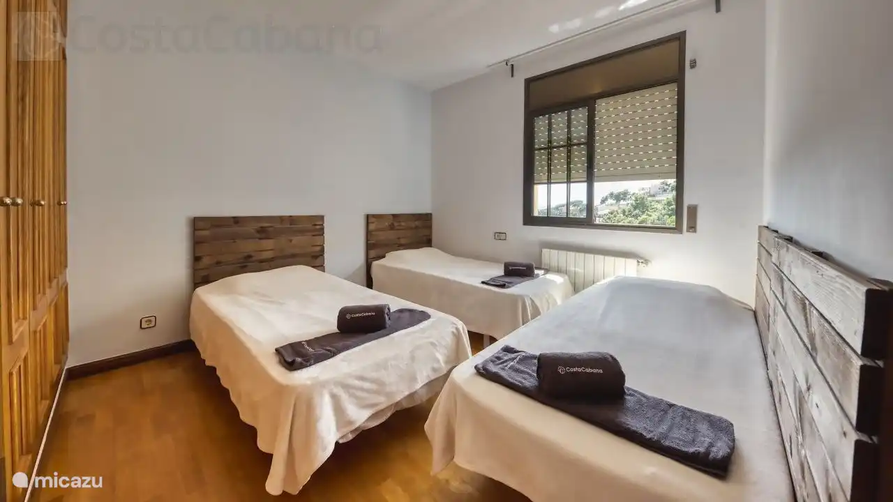 A holiday home with a large garden with private pool, just outside the center of Lloret de Mar!