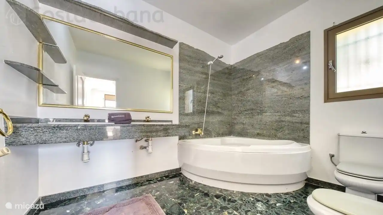 A holiday home with a large garden with private pool, just outside the center of Lloret de Mar!