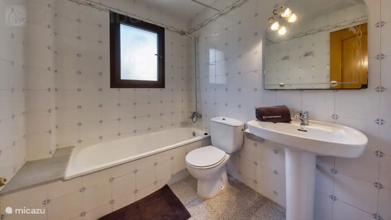 A holiday home with a large garden with private pool, just outside the center of Lloret de Mar!