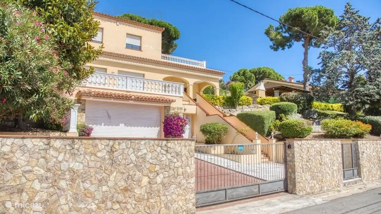A holiday home with a large garden with private pool, just outside the center of Lloret de Mar!