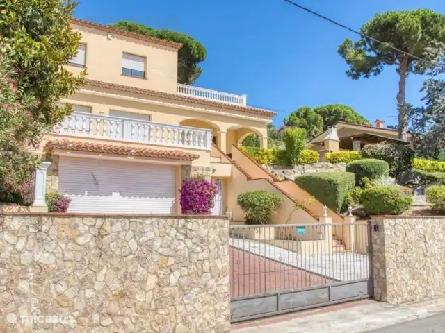 Costa Cabana - Villa Paris | Espagne, Costa Brava, Lloret de Mar - villa Une maison de vacances avec un grand jardin avec piscine privée, juste à l'extérieur du centre de Lloret de Mar !