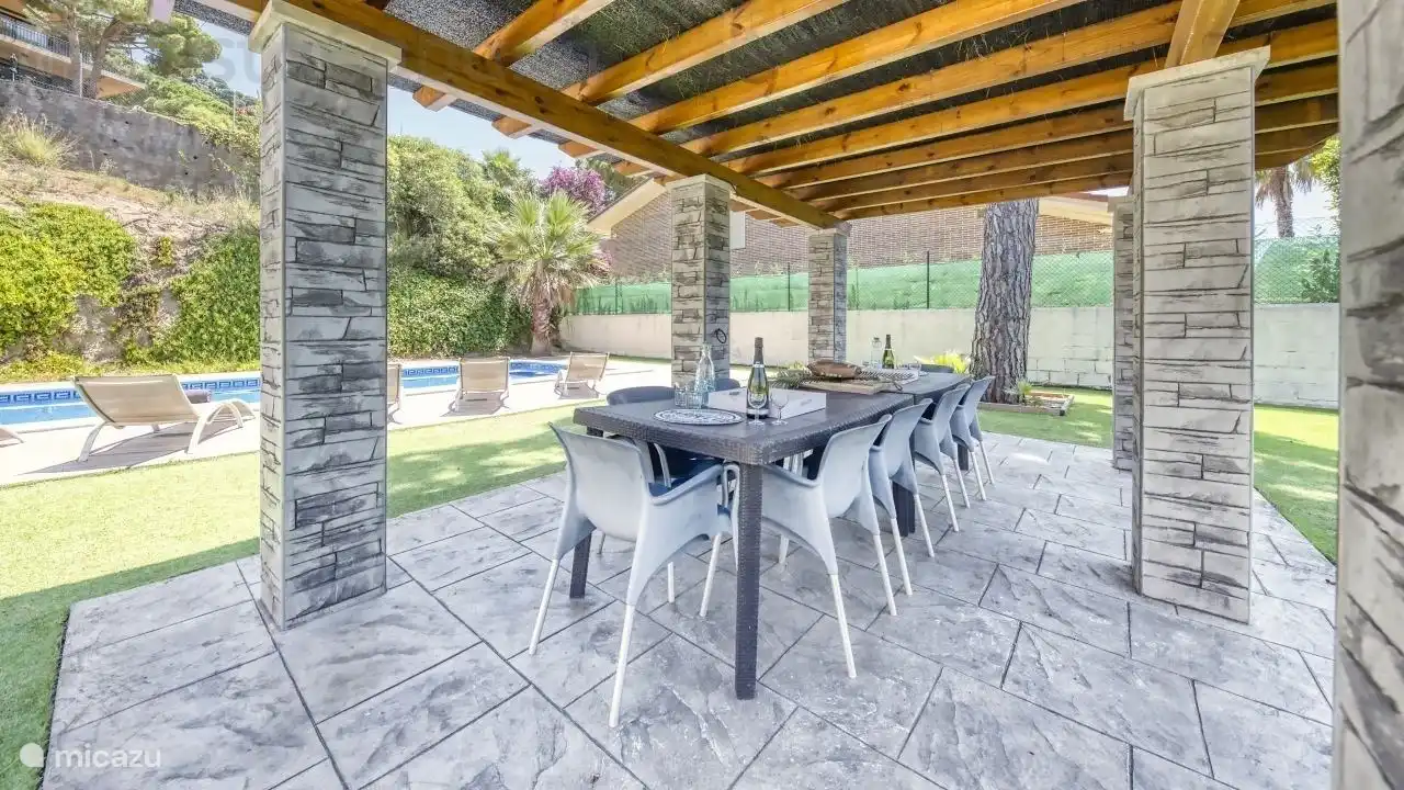 A holiday home with a large garden with private pool, just outside the center of Lloret de Mar!