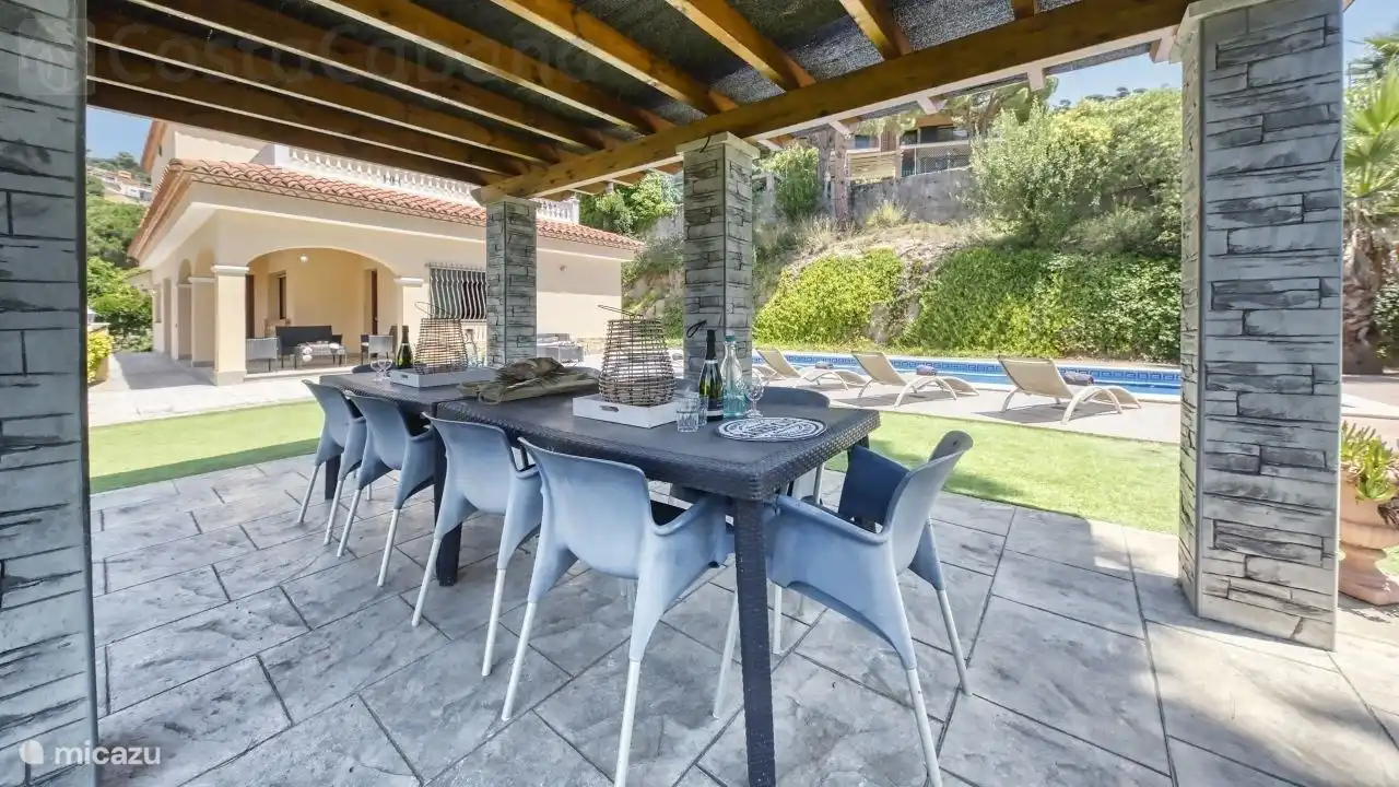 A holiday home with a large garden with private pool, just outside the center of Lloret de Mar!