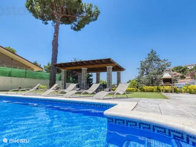 Costa Cabana - Villa Paris | Espagne, Costa Brava, Lloret de Mar - villa Une maison de vacances avec un grand jardin avec piscine privée, juste à l'extérieur du centre de Lloret de Mar !