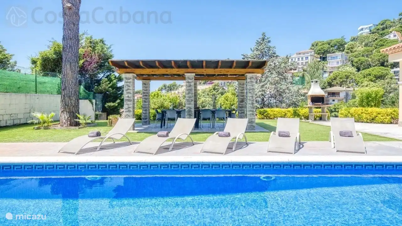 A holiday home with a large garden with private pool, just outside the center of Lloret de Mar!