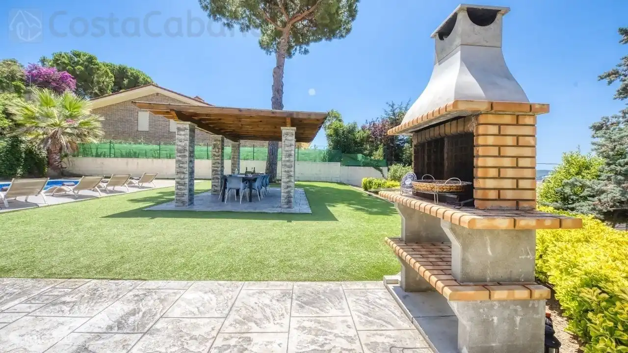 A holiday home with a large garden with private pool, just outside the center of Lloret de Mar!