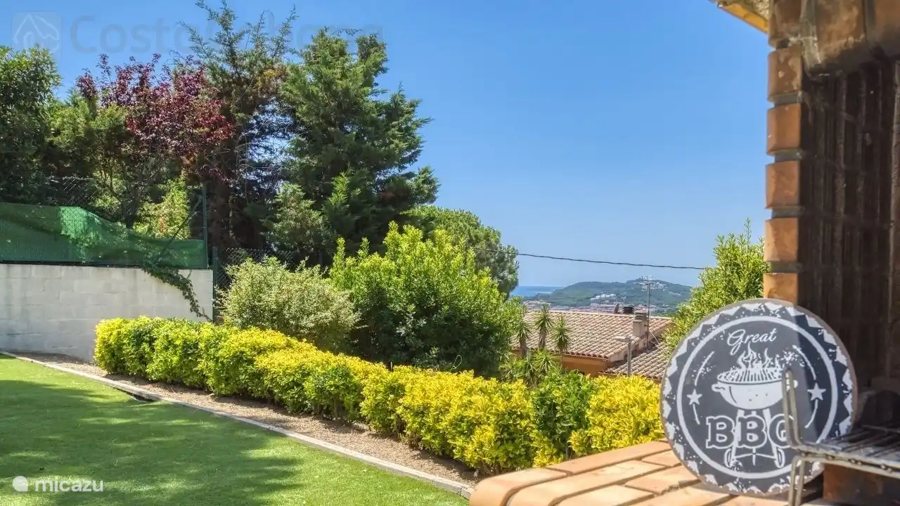 A holiday home with a large garden with private pool, just outside the center of Lloret de Mar!