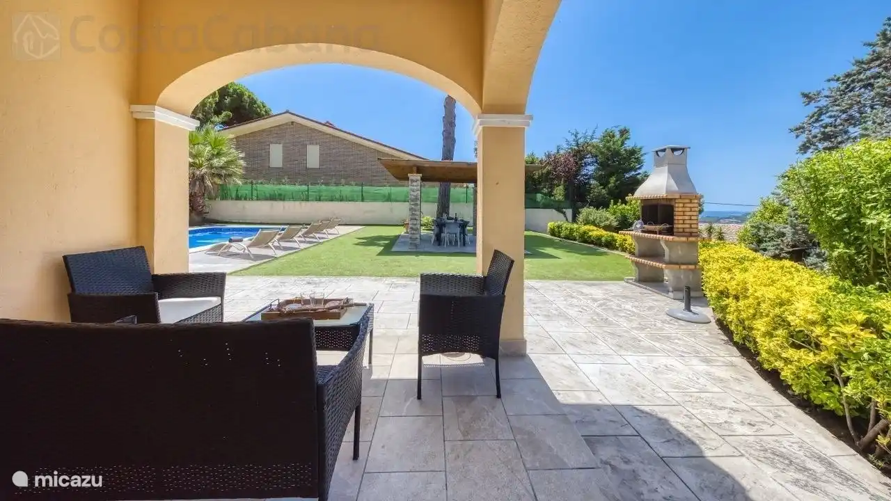 A holiday home with a large garden with private pool, just outside the center of Lloret de Mar!