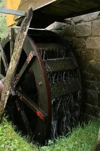 Das Rad der noch funktionierende Wassermühle in Villonne, der Boden der Zufahrtsstraße zum D 998.