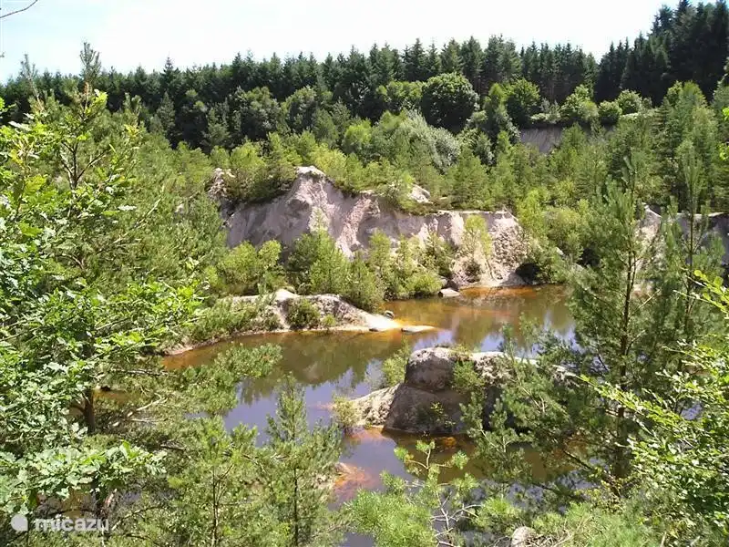 Von Natur aus zurückgenommen besitzen verlassenen Tagebau, wo Kaolin abgebaut, die Waschbecken und WC-Becken, etc. gemacht.