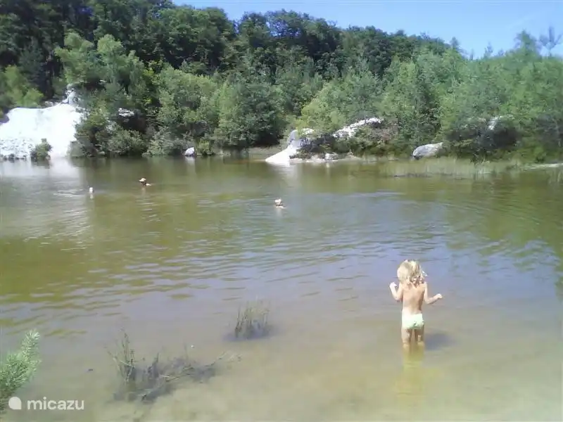 Am Ende der offenen Mine ist ein See, in dem Sie an sehr heißen Tagen, und deren Ton an der Unterseite ist für die Heilung von Hautproblemen zu entspannen.