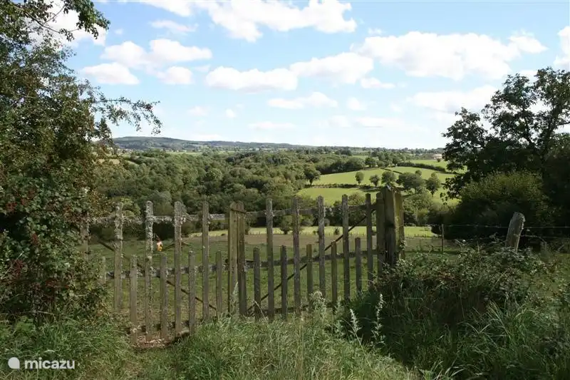 Nur ein Bild einer Kugel auf einem Weidezaun entlang des Pfades.