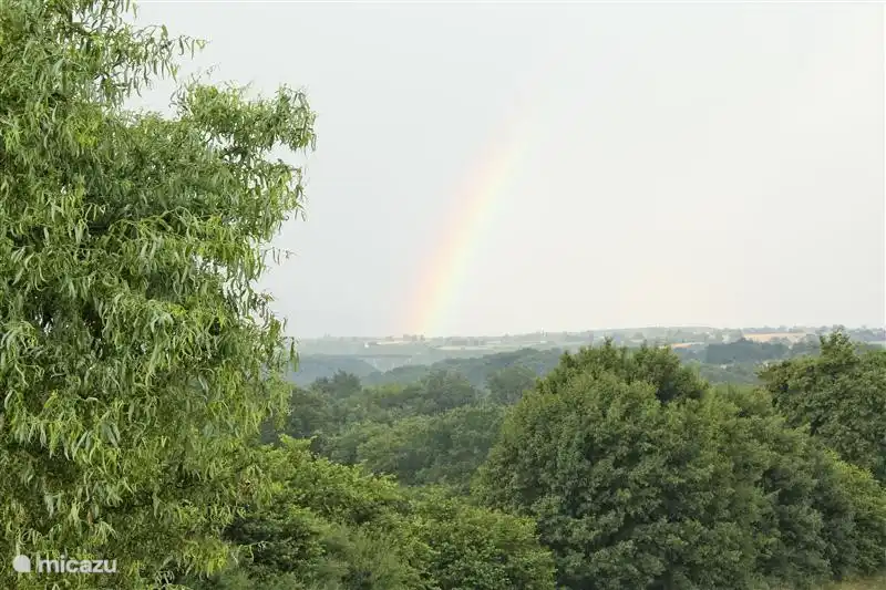 Auch bei uns wird manchmal regnet, aber in der Regel kurz und dann schnell schönem Wetter. Und wenn es regnet und die Sonne scheint, wenn Sie den Regenbogen als über der Eisenbahnbrücke durch Ir sehen. Eifel (ja, dass der Eiffelturm) im Abstand von der Mobil Home sichtbar.