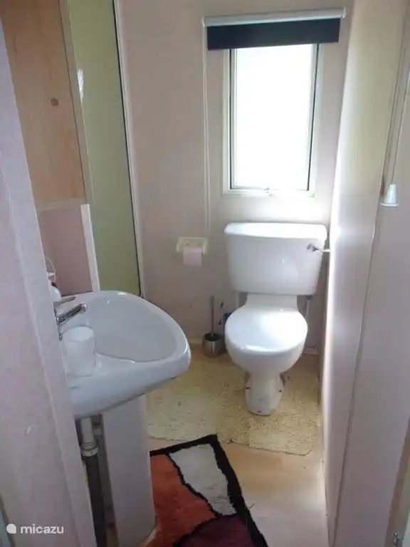 Badezimmer mit WC, Waschbecken und Dusche