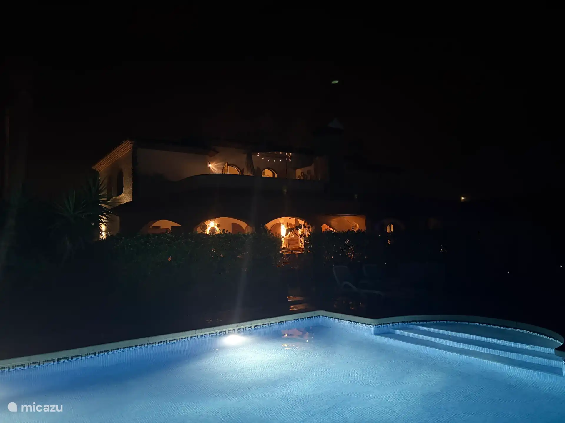 Schwimmbecken bei Nacht
