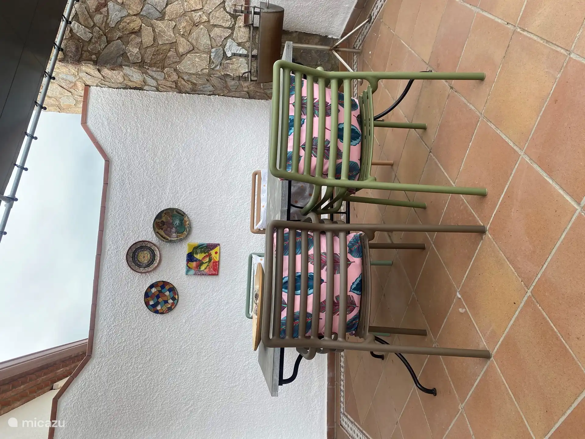  Grill und Esstisch auf dem Balkon