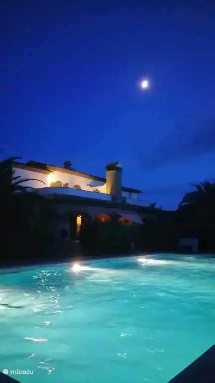 Schwimmbad bei Nacht