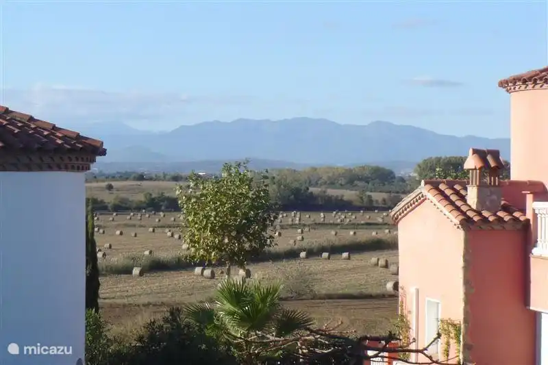 Blick vom Balkon auf den Campus und die Pyrenäen