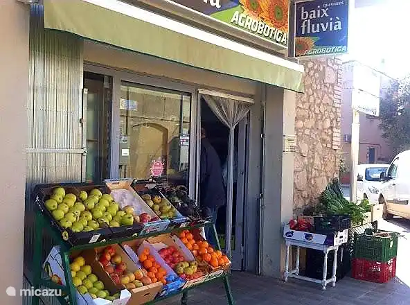 Verkauf lokaler Produkte durch einen kleinen Lebensmittelhändler in Torroella de Fluvia