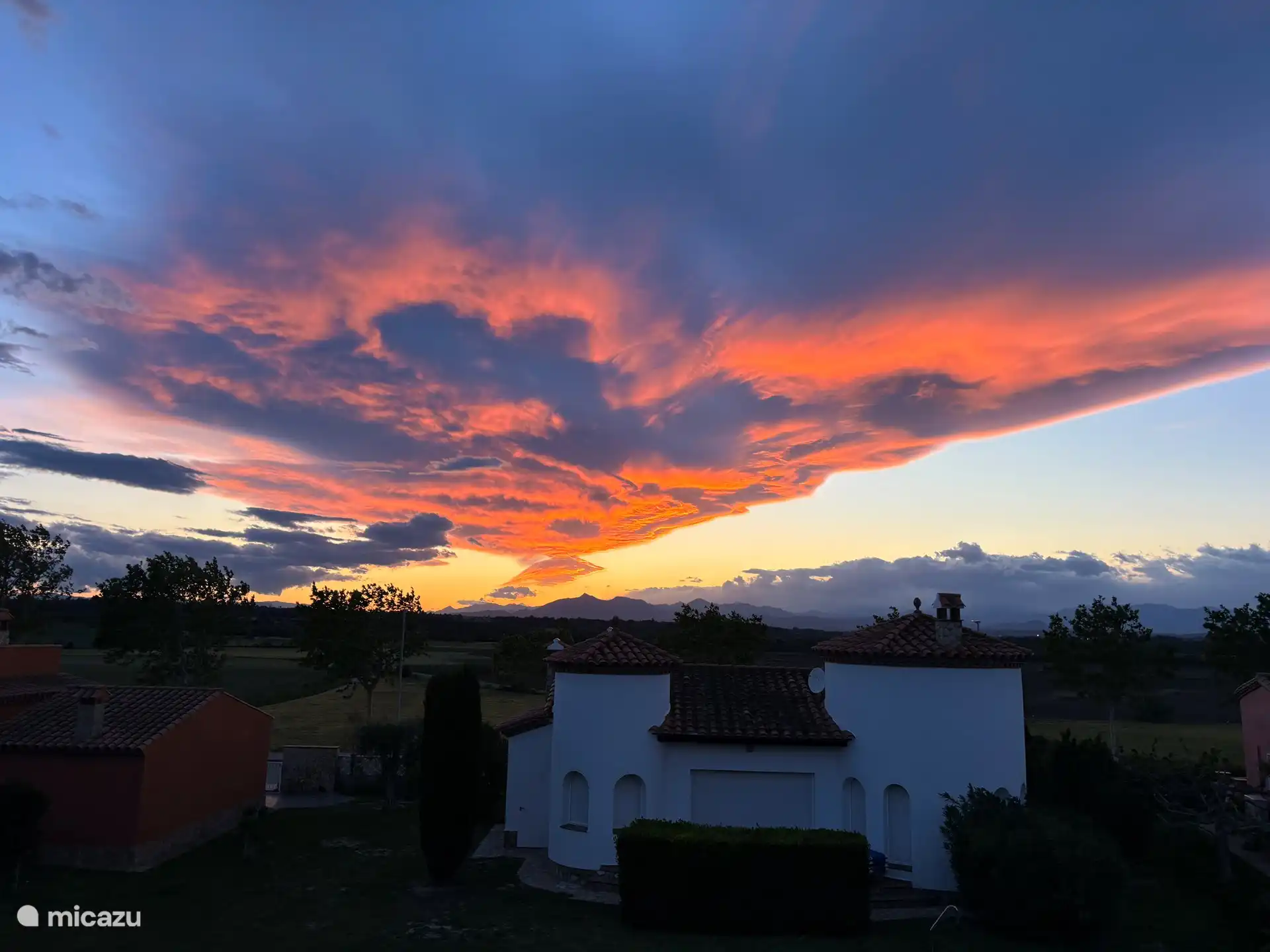 Atemberaubender Himmel bei Sonnenuntergang